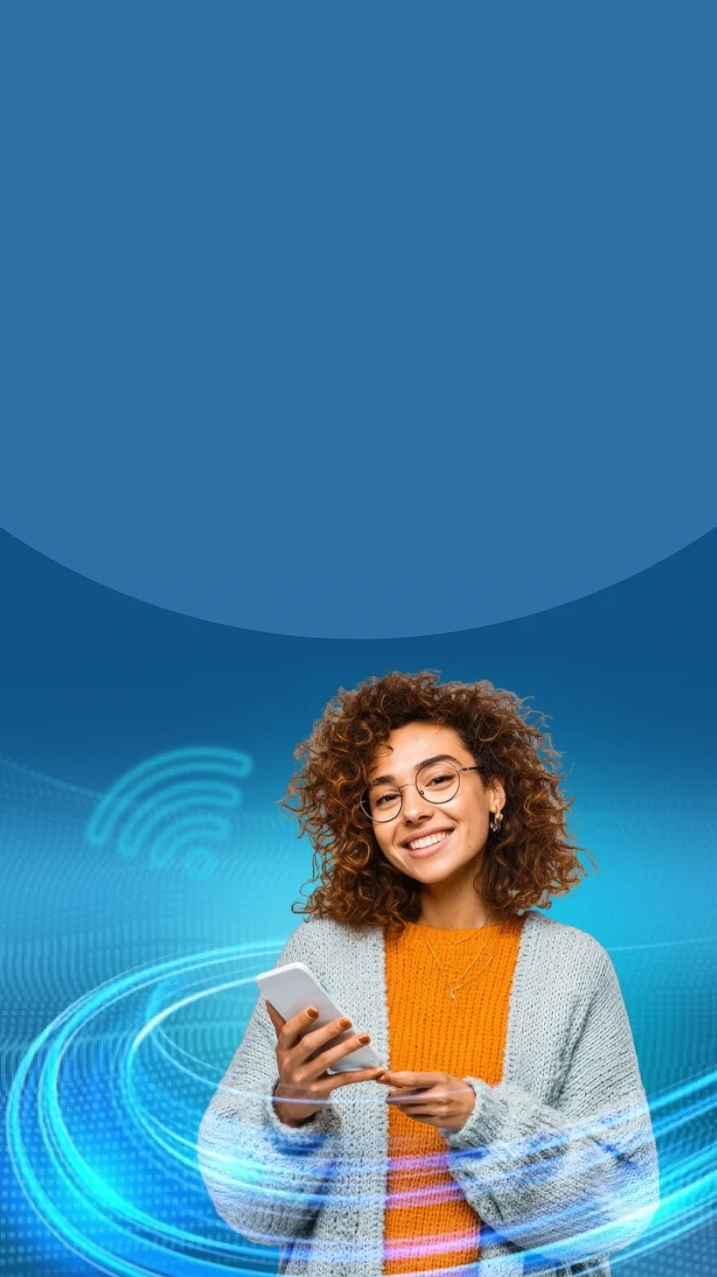 Mulher sorrindo segurando o celular, com ondas de luz azul de fibra óptica ao fundo