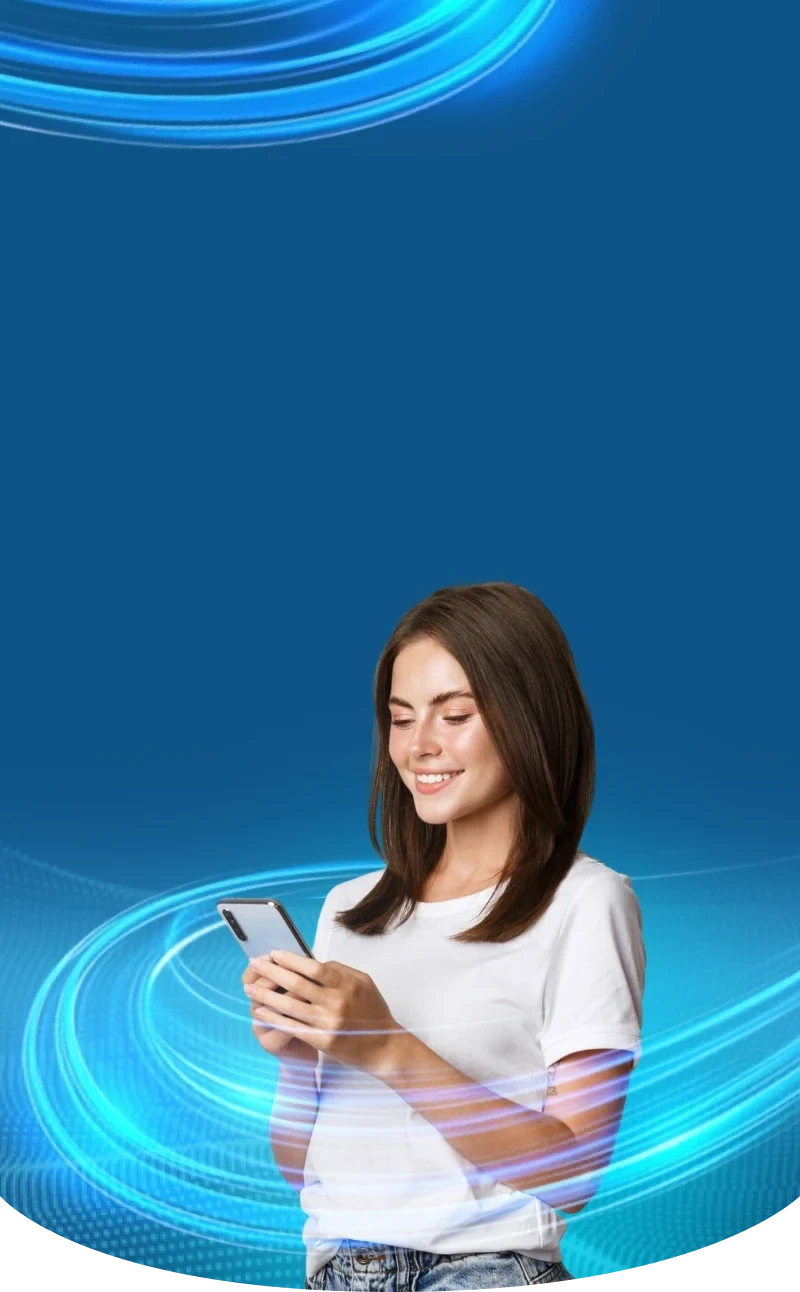 Mulher sorrindo olhando o celular, com ondas de luz azul ao fundo