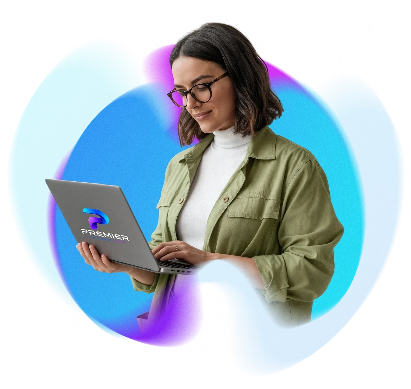 Mulher de óculos usando um notebook com o logo da Premier Fibra