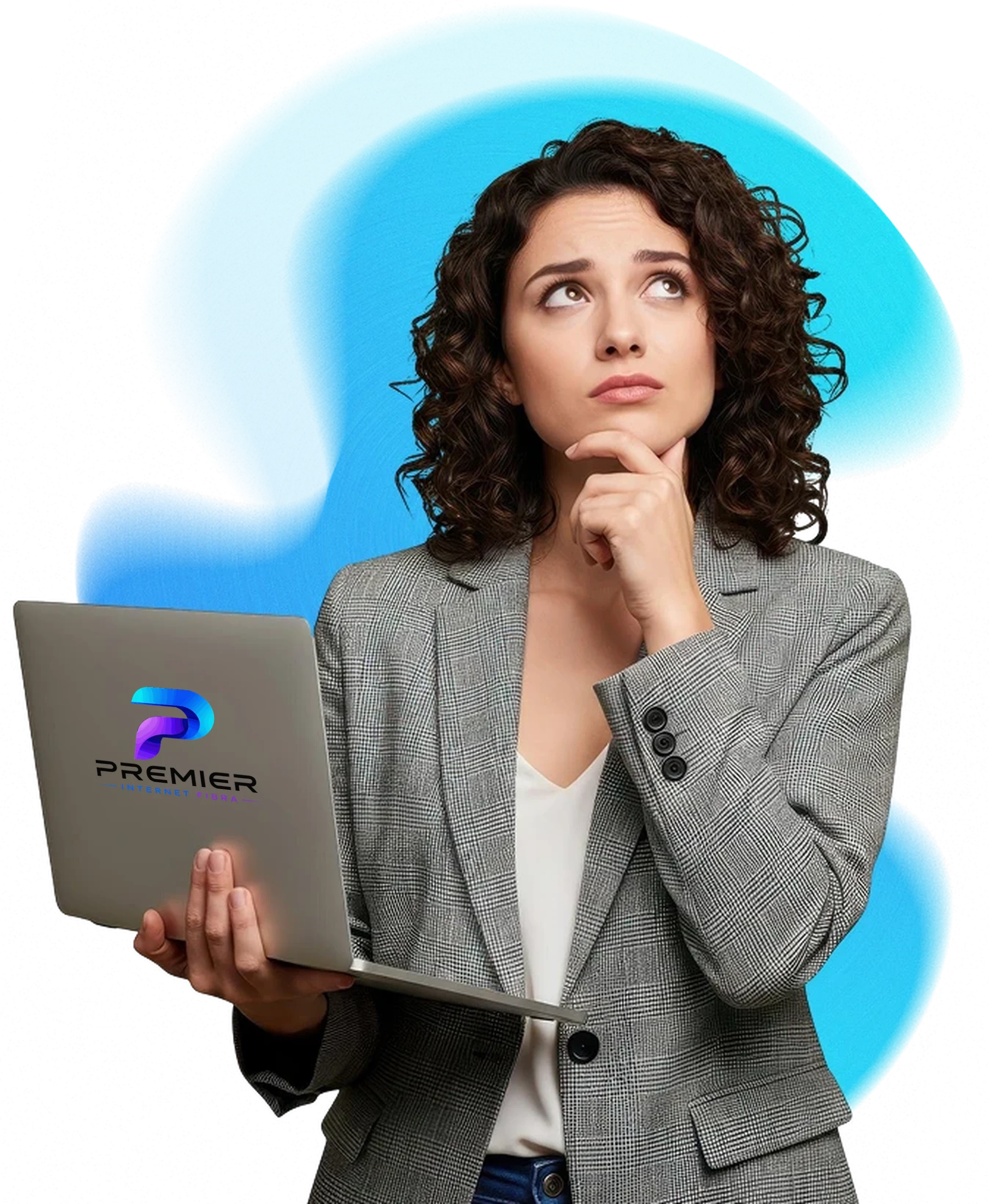 Mulher pensativa segurando um notebook com o logo da Premier Fibra
